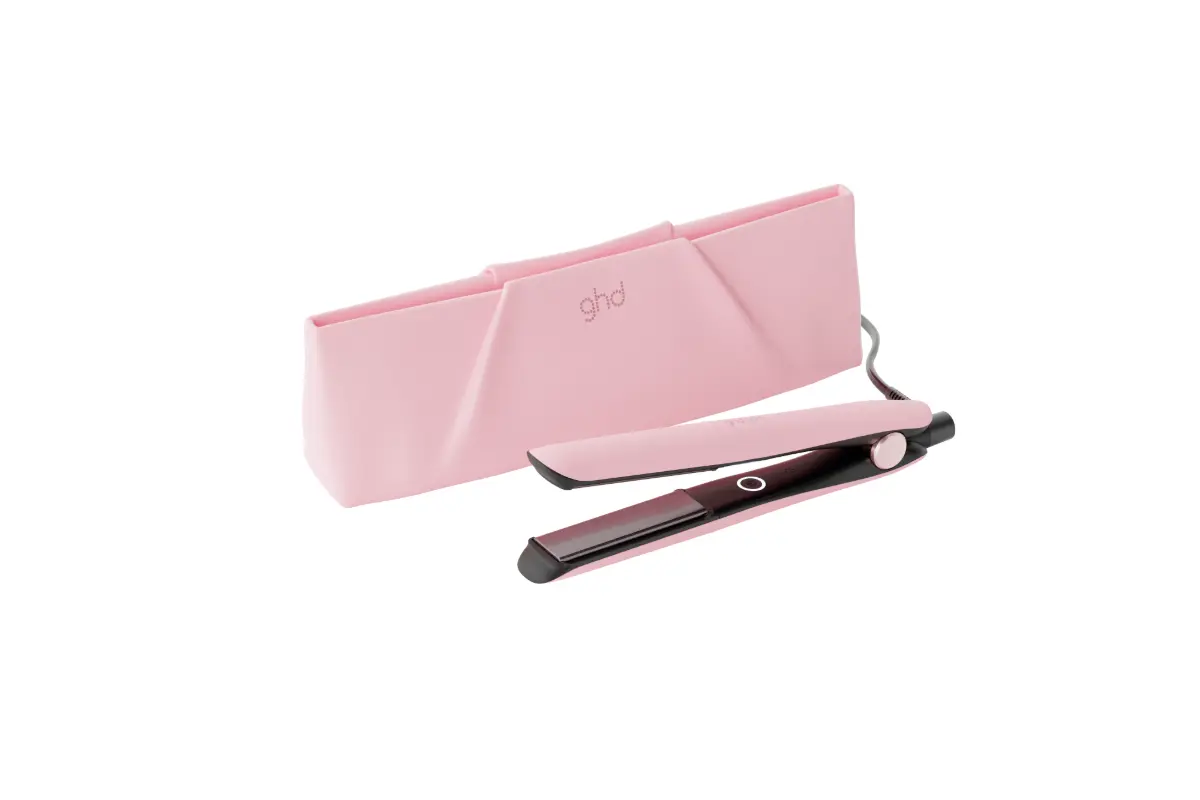 GHD GOLD® DUSTED PINK LIMITED EDITION styler next to a pink heat-resistant bag.