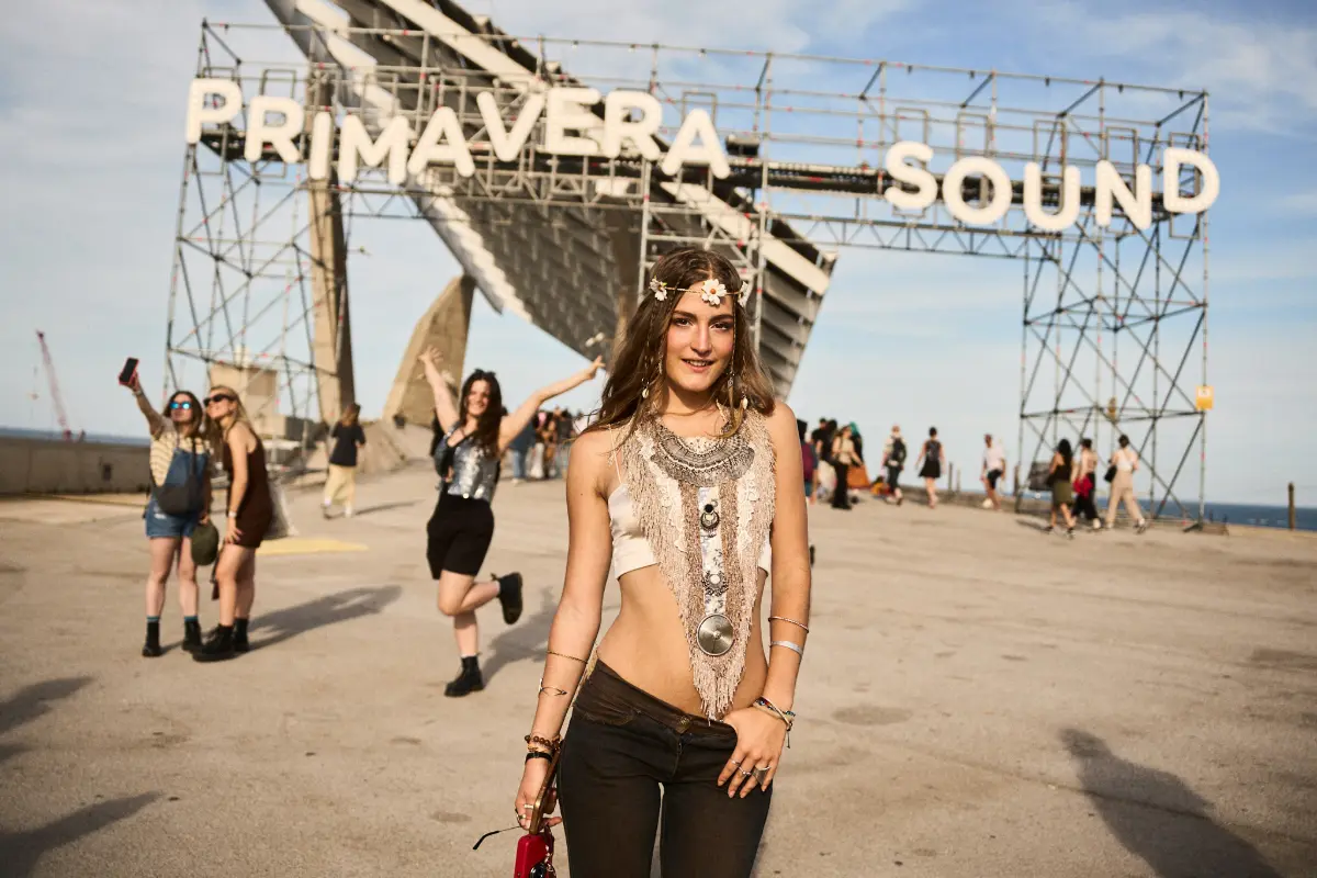 Festival goer shows hair accessory trends at SKP X Primavera Sound.