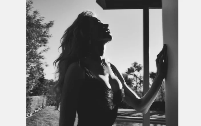 Black and white photo of Nicole Kidman's silhouette.