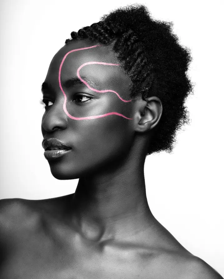 A model with a textured pixie.